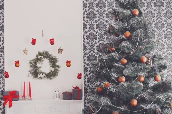 Arbre décoré de Noël béatifique dans l'intérieur moderne, concept de vacances — Photo