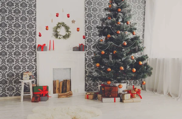 Όμορφη Χριστουγεννιάτικη διακόσμηση δέντρο στο εσωτερικό σύγχρονη καθιστικό δωμάτιο — Φωτογραφία Αρχείου