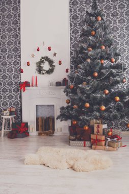 Modern oturma odası iç güzel süslenmiş Noel ağacı