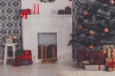 Modern oturma odası iç güzel süslenmiş Noel ağacı