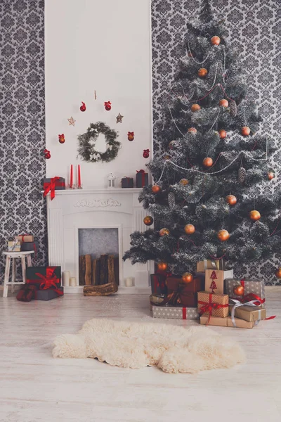 Mooi versierd kerstboom in moderne woonkamer interieur — Stockfoto