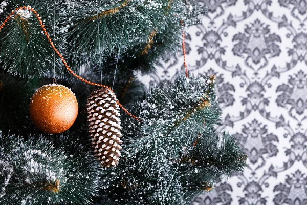 Vackra jul dekorerade träd med kopia utrymme på fönster — Stockfoto