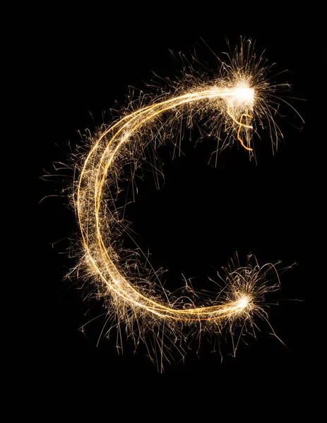 Letra C inglesa del alfabeto sparklers sobre fondo negro . —  Fotos de Stock