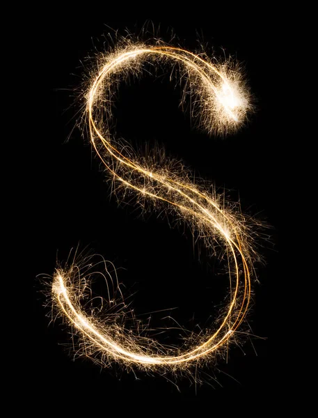 Letra S en inglés del alfabeto sparklers sobre fondo negro . —  Fotos de Stock