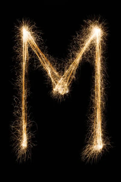 Lettera M inglese dall'alfabeto sparklers su sfondo nero . — Foto Stock