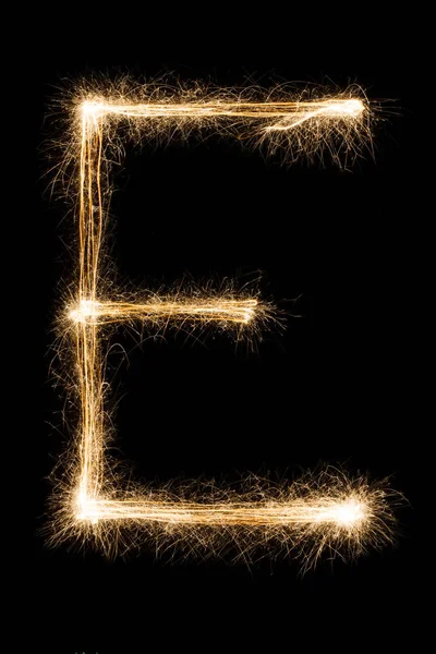 Lettre anglaise E de l'alphabet sparklers sur fond noir . — Photo