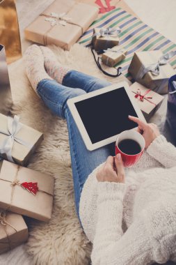 Noel alışveriş online görünümünün üst tablet ile kadın yapar