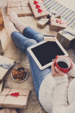 Noel alışveriş online görünümünün üst tablet ile kadın yapar