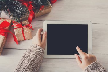 Kadın Noel alışveriş online tablet cihaz ile
