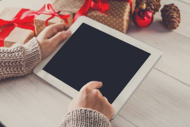 Kadın Noel alışveriş online tablet cihaz ile