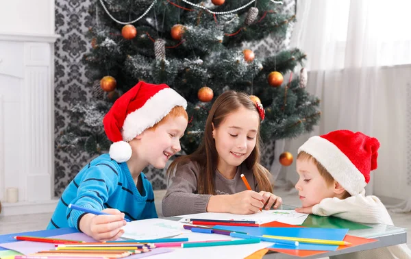 Los niños escriben carta a Santa Claus, esperan la Navidad —  Fotos de Stock