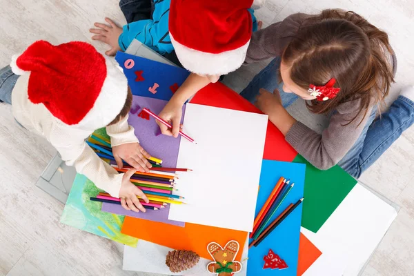 Dzieci, pisząc list do santa, oczekiwania na Boże Narodzenie, widok z góry — Zdjęcie stockowe
