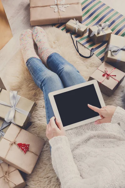 Kadın Noel tablet ile online alışveriş — Stok fotoğraf