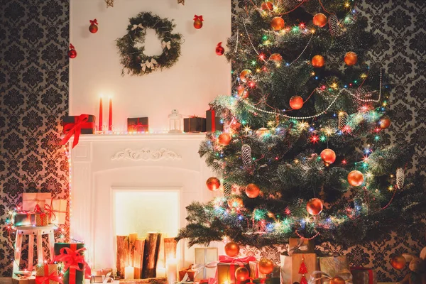 Diseño interior de la habitación de Navidad, árbol decorado con luces de guirnalda —  Fotos de Stock