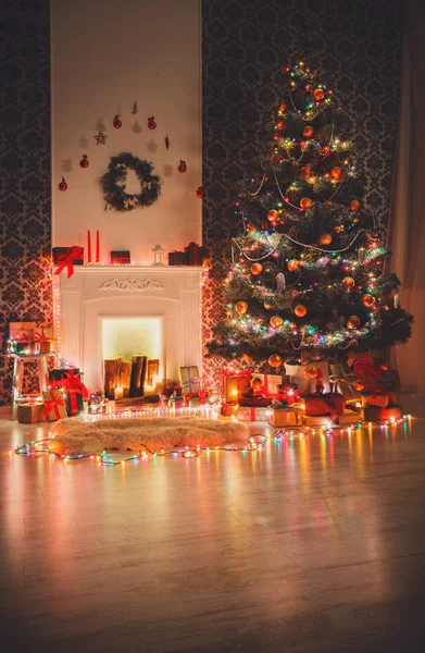 Diseño interior de la habitación de Navidad, árbol decorado con luces de guirnalda — Foto de Stock