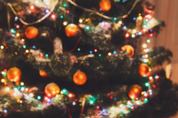 Beatiful árbol decorado de Navidad en luces brillantes —  Fotos de Stock