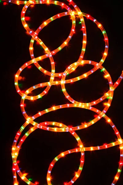 Gekleurde lichte kerst garland verlichting achtergrond, ongericht. — Stockfoto