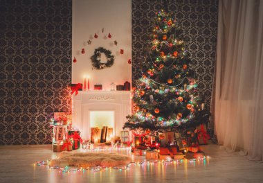 Noel oda iç tasarım, garland ışıklarda dekore edilmiş ağaç