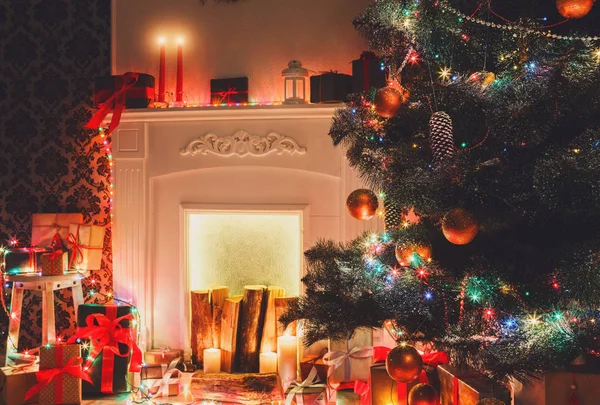 Дизайн інтер'єру новорічної кімнати, прикрашене дерево в гірляндових вогнях — стокове фото
