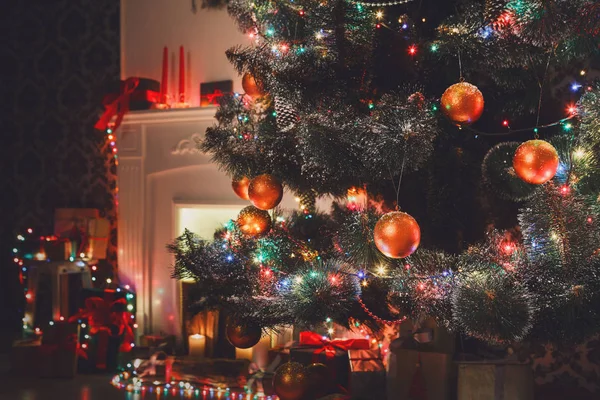 Boże Narodzenie Pokój wnętrz, przystrojone drzewko w świateł girlanda — Zdjęcie stockowe