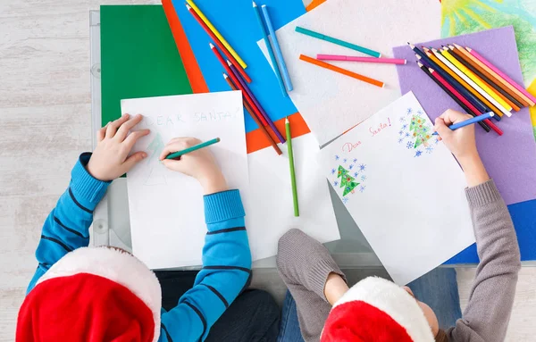Παιδιά που γράφουν γράμμα στον Σάντα, περιμένετε για τα Χριστούγεννα, κάτοψη — Φωτογραφία Αρχείου