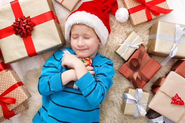 Šťastné dítě s vánoční současné krabic a dary, pohled shora — Stock fotografie