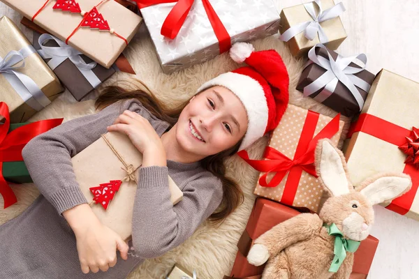 Glückliches Kind mit Geschenkschachteln und Geschenken, Ansicht von oben — Stockfoto