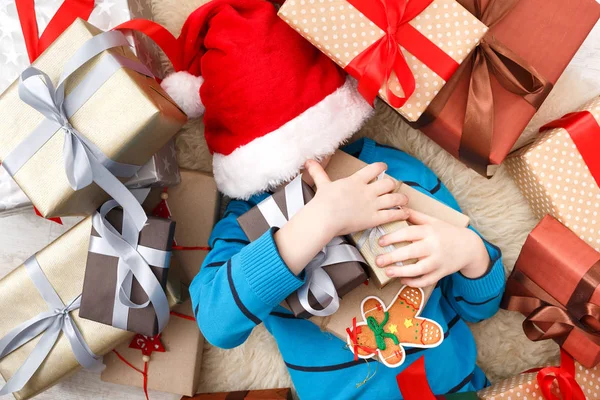 Glückliches Kind mit Geschenkschachteln und Geschenken, Ansicht von oben — Stockfoto