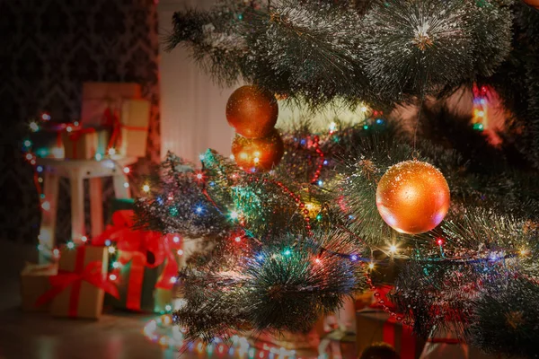 Beatiful árbol decorado de Navidad en luces brillantes — Foto de Stock