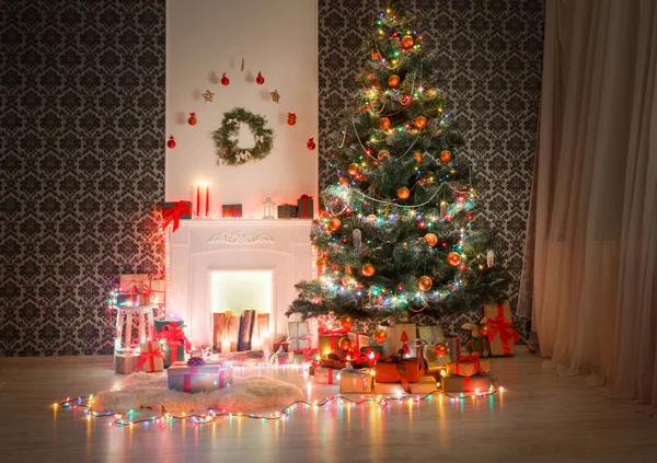 Christmas room interior design, decorated tree in garland lights — Stock Photo, Image