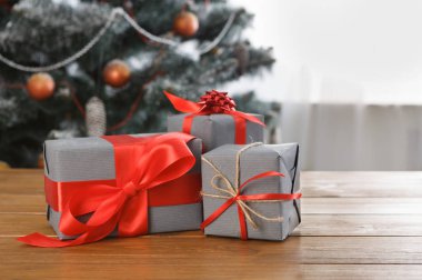 Noel hediyesi dekore edilmiş ağaç arka planda, tatil kavramı