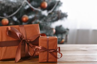 Noel hediyesi dekore edilmiş ağaç arka planda, tatil kavramı