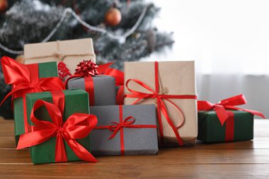 Noel hediyesi dekore edilmiş ağaç arka planda, tatil kavramı