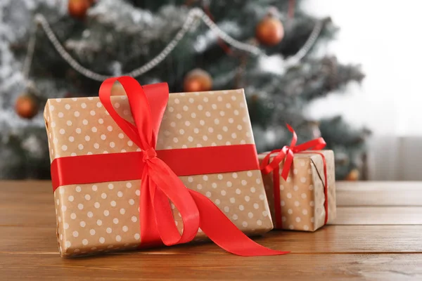 Presente de Natal no fundo da árvore decorada, conceito de férias — Fotografia de Stock