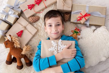 Noel hediye kutuları ve hediyeler, üstten görünüm ile mutlu çocuk