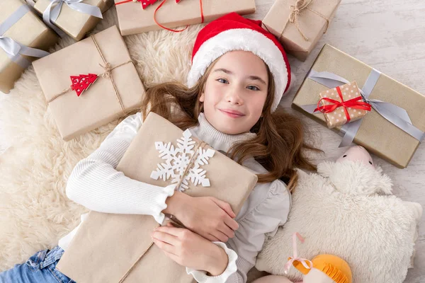 Niño feliz con regalo de Navidad cajas y regalos, vista superior —  Fotos de Stock