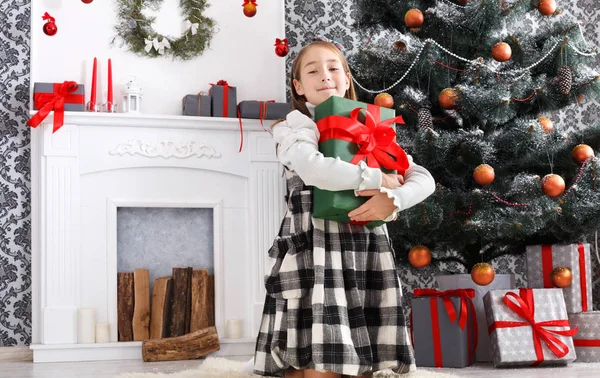 Beautiful child girl and christmas present indoors — Stock Photo, Image