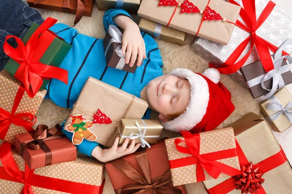 Joyeux enfant avec des boîtes cadeaux de Noël et des cadeaux, vue de dessus — Photo