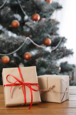 Noel hediyesi dekore edilmiş oda arka planda, tatil kavramı