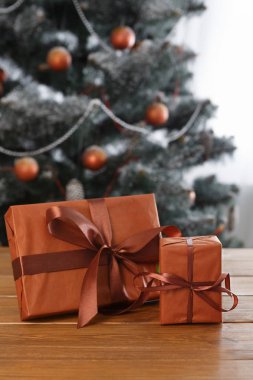 Noel hediyesi dekore edilmiş ağaç arka planda, tatil kavramı