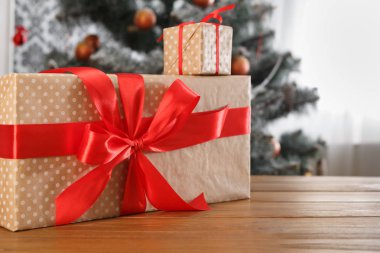 Noel hediyesi dekore edilmiş ağaç arka planda, tatil kavramı