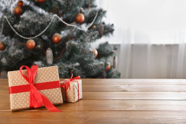 Noel hediyesi dekore edilmiş ağaç arka planda, tatil kavramı