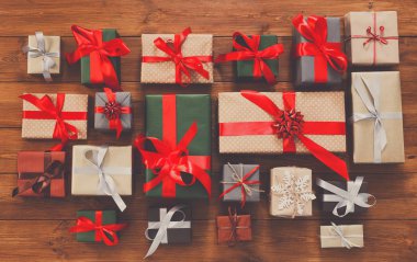 Bir sürü hediye kutuları odun, kağıt Noel hediyeleri