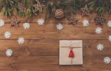 Arka plan christmas dekorasyon, hediye kutusu ve çelenk çerçeve