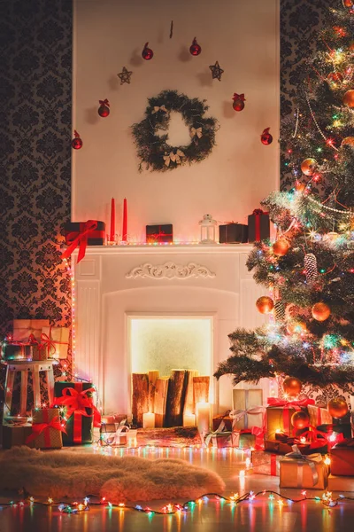 Diseño interior de la habitación de Navidad, árbol decorado con luces de guirnalda — Foto de Stock