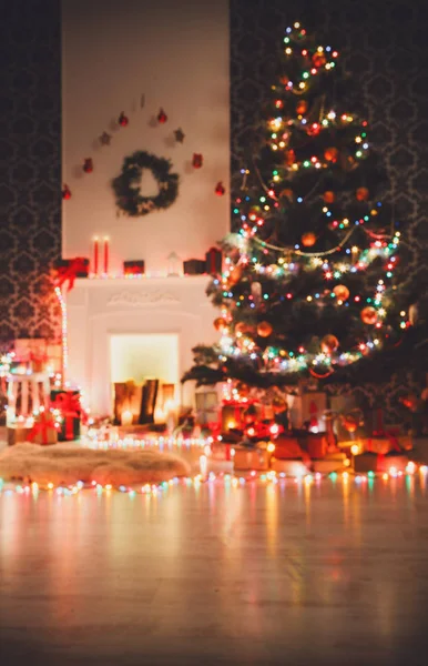 Дизайн інтер'єру новорічної кімнати, прикрашене дерево в гірляндових вогнях — стокове фото