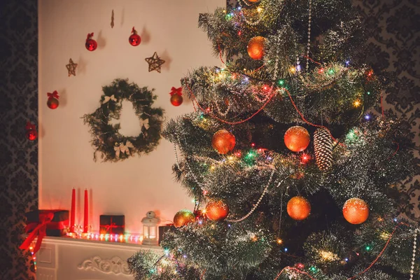 Beatiful árbol decorado de Navidad en luces brillantes —  Fotos de Stock