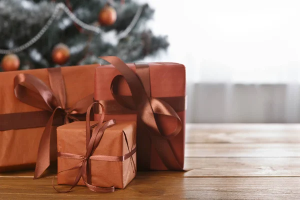 Χριστουγεννιάτικο δώρο σε στολισμένο δέντρο φόντο, ιδέα Ενοικιαζόμενα — Φωτογραφία Αρχείου