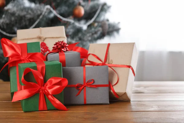 Presente de Natal no fundo da árvore decorada, conceito de férias — Fotografia de Stock