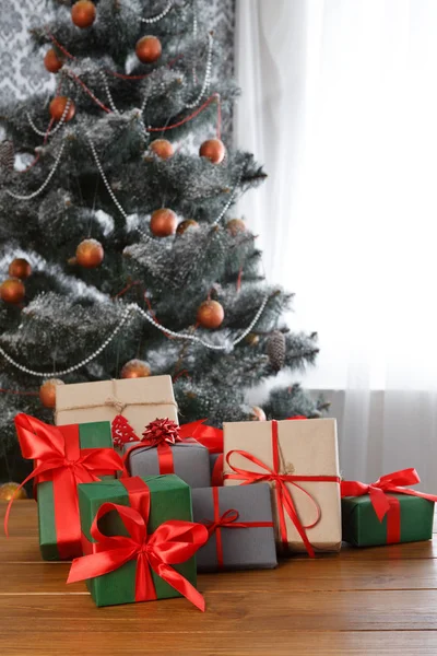 Різдвяний подарунок на прикрашеному фоні дерева, концепція свята — стокове фото